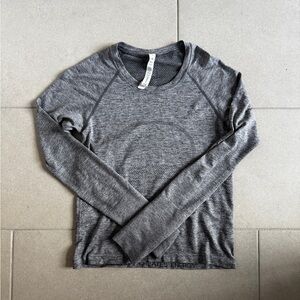 Lululemon Swiftly Tech Long-Sleeve Shirt 2.0 Race
(Waist) Length Size 6